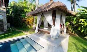 Inspirasi Gazebo Keren ala Resor Mewah Tawarkan Estetika di Halaman Rumah